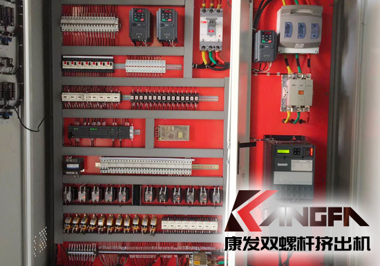 JSH-K超高速高扭低速高扭系列K75機(jī)型雙螺桿擠出機(jī)機(jī)筒內(nèi)徑73mm、主機(jī)功率280-450KW、參考產(chǎn)量達(dá)600-1500KG/H。