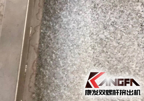 康發(fā)揚(yáng)州客戶選購(gòu)的JSH-K系列75高扭水環(huán)切粒雙螺桿擠出機(jī)開機(jī)