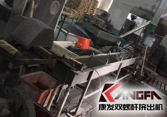 生產(chǎn)使用時間超十五年老設備sjsh系列雙螺桿擠出機完成了它的使命，正式走下舞臺