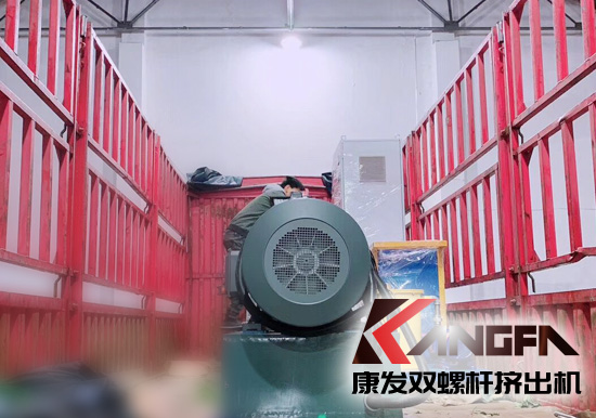 發(fā)貨速遞|公司新一批雙螺桿擠出機(jī)設(shè)備細(xì)心打包、裝車進(jìn)行發(fā)貨 