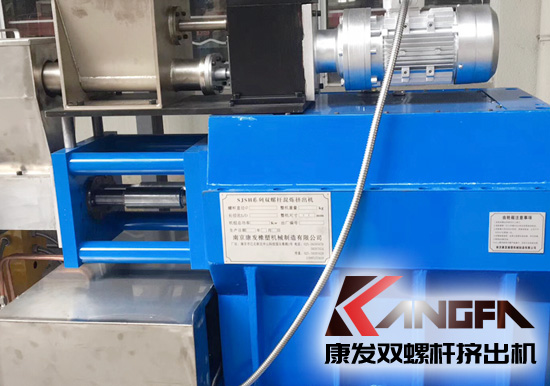 目前業(yè)內(nèi)雙螺桿擠出機(jī)是由截面相同但加工時錯開一定角度的一組塊組成。