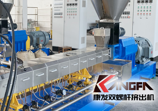 雙螺桿擠出機(jī)及擠出段螺棱表面金屬材料和機(jī)筒內(nèi)壁表面金屬之間的“接觸磨損”，我們也可以稱之為“匹配磨損”。相同金屬材質(zhì)之間的“接觸磨損”，在機(jī)筒和螺桿均采用滲氮鋼的材料制造，而且經(jīng)過相同的氮化處理工藝手段，其量化的“匹配磨損速率”顯然不容樂觀。