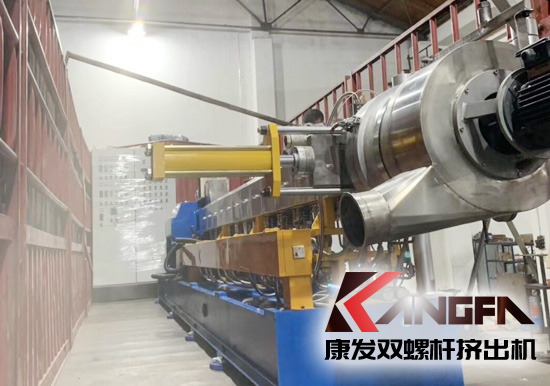 何為雙螺桿擠出機(jī)反應(yīng)擠出？反應(yīng)擠出是連續(xù)地將單體進(jìn)行聚合以及對(duì)現(xiàn)有聚合物進(jìn)行改性的工藝方法。是將傳統(tǒng)上分開(kāi)操作的聚合物合成、改性及加工成型等聯(lián)合為一個(gè)整體工藝過(guò)程。