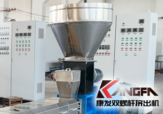 雙螺桿擠出機(jī)喂料系統(tǒng)定量加料、攪拌料斗料位控制特點(diǎn)。合理的方案設(shè)計(jì)，不僅滿足了系統(tǒng)的工藝要求，并且大大降低了工程制造及生產(chǎn)運(yùn)營成本。