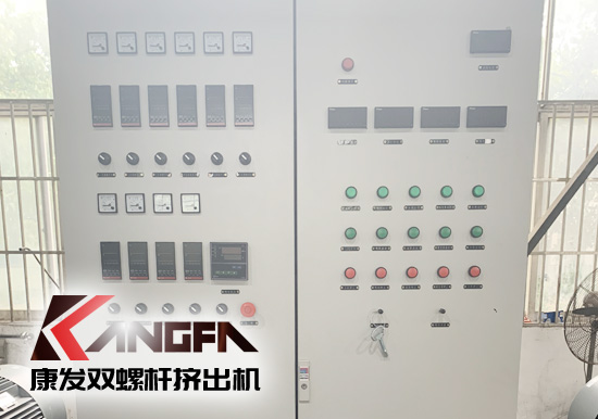 使用雙螺桿擠出機(jī)機(jī)械設(shè)備應(yīng)嚴(yán)格參照使用說明書要求使用，務(wù)必切記電源等安全問題，如果使用過程中還有其他問題，歡迎隨時(shí)撥打康發(fā)雙螺桿擠出機(jī)廠家服務(wù)電話13905153410，謝謝！