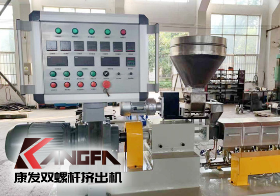 學(xué)校及實驗室用康發(fā)20型雙螺桿擠出機。該機型適用于學(xué)校及企事業(yè)單位高分子聚合物合成，混煉，配方研發(fā)，擠出造粒，配合其他試驗儀器一起使用！康發(fā)20型雙螺桿擠出機好用、實用、價又實！暢銷高校及企業(yè)試驗室！