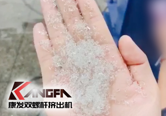 康發(fā)雙螺桿擠出機(jī)在先行先試中搶占先機(jī)，以更加飽滿的精神狀態(tài)、更大的創(chuàng)新勇氣，奮發(fā)進(jìn)取，走出一條科學(xué)發(fā)展、跨越趕超的先行之路。