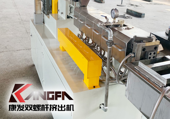 塑料廠實(shí)驗(yàn)室研究專用康發(fā)20型雙螺桿擠出造粒機(jī)組設(shè)備，機(jī)筒內(nèi)徑 20mm/長徑比 28-48/主電機(jī)功率 5.5kw/螺桿轉(zhuǎn)速 100rpm/參考產(chǎn)量 5-20kg/h。