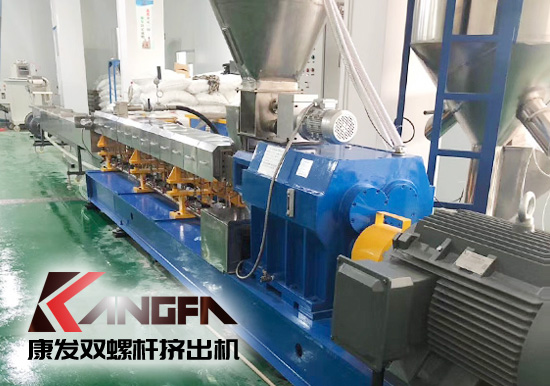 南京康發(fā)同向旋轉(zhuǎn)雙螺桿擠出機，廣泛用于成型制品擠出，也可應(yīng)用于聚合物的物理改性（共混、填充、纖維增強、配料、混煉）。