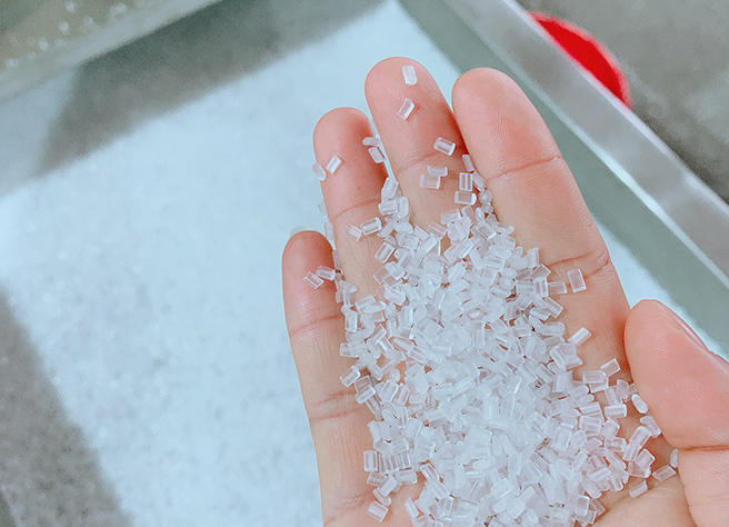料子表面光滑，顆粒大小均勻。