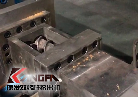 提升機(jī)筒耐磨及耐腐蝕性！康發(fā)雙螺桿擠出機(jī)設(shè)備舊機(jī)筒更換視頻