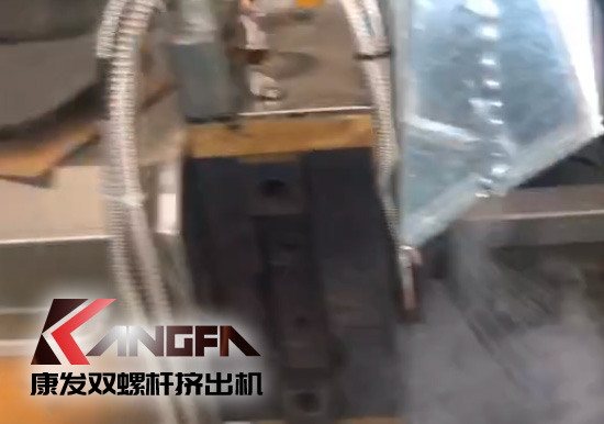 延長設(shè)備使用壽命，提升客戶滿意度！康發(fā)加強對雙螺桿造粒機的維護包養(yǎng)工作