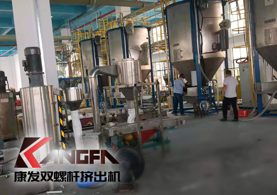 全過程自動(dòng)化雙螺桿擠出機(jī)生產(chǎn)線！機(jī)械手可以大幅減少工人、提升效率、拉低成本、提高產(chǎn)品品質(zhì)、提升工廠形象、安全性優(yōu)。