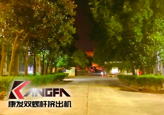 總裝車間：眾志成城齊奮戰(zhàn) 全力以赴保發(fā)貨 確保雙螺桿擠出機設備按期交付至顧客手中。