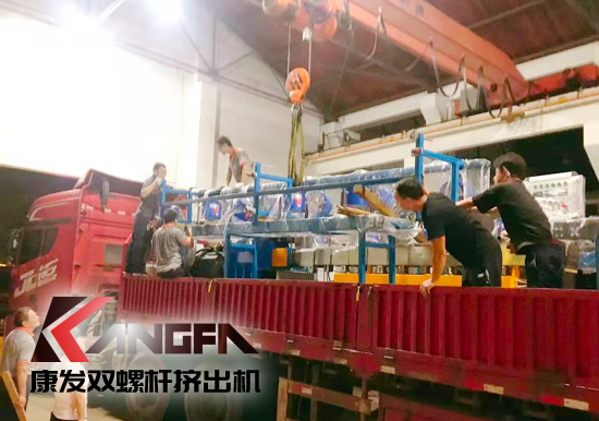 總裝車間：眾志成城齊奮戰(zhàn) 全力以赴保發(fā)貨 確保雙螺桿擠出機設備按期交付至顧客手中。