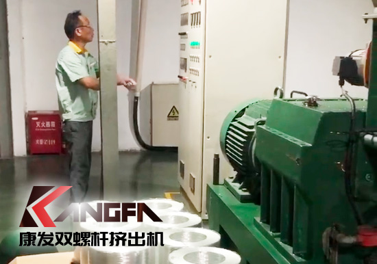 質(zhì)量為先，信譽為重，管理為本，服務為誠！康發(fā)雙螺桿設備老客戶售后維修