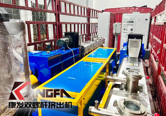 臨近年底，雙螺桿造粒機(jī)發(fā)貨忙,全力以赴為市場！