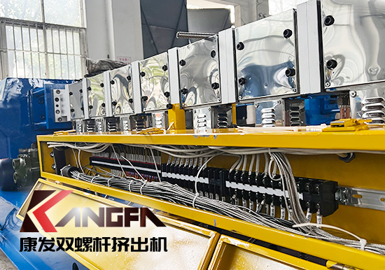 臨近年底，雙螺桿造粒機發(fā)貨忙,全力以赴為市場！