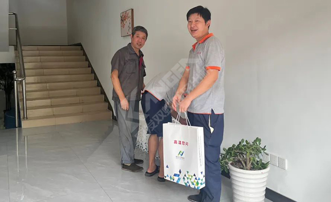 南京江北新區(qū)總工會深入康發(fā)雙螺桿造粒機一線開展“來高溫慰問”慰問活動！