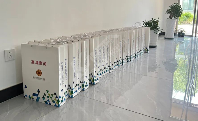 南京江北新區(qū)總工會深入康發(fā)雙螺桿造粒機一線開展“來高溫慰問”慰問活動！