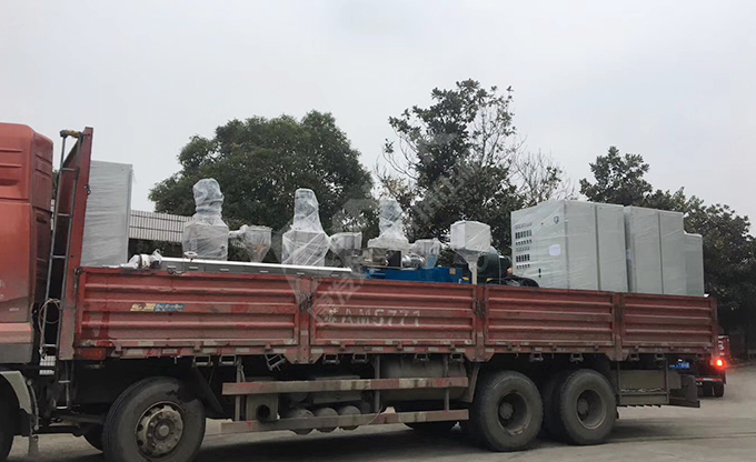 新年伊始，康發(fā)雙螺桿造粒機成功裝車發(fā)貨，助力客戶生產(chǎn)效率再上新臺階