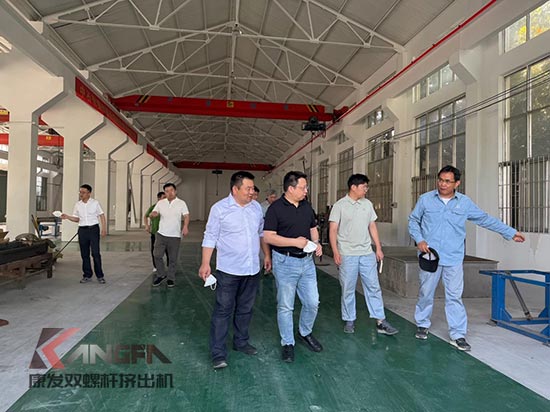 中石化石科院院長李明豐率隊蒞臨康發(fā)雙螺桿造粒機(jī)調(diào)研廢塑料循環(huán)利用項目