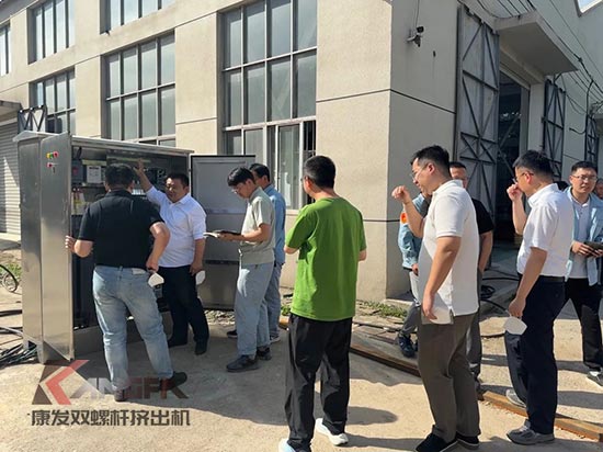 中石化石科院院長李明豐率隊蒞臨康發(fā)雙螺桿造粒機(jī)調(diào)研廢塑料循環(huán)利用項目