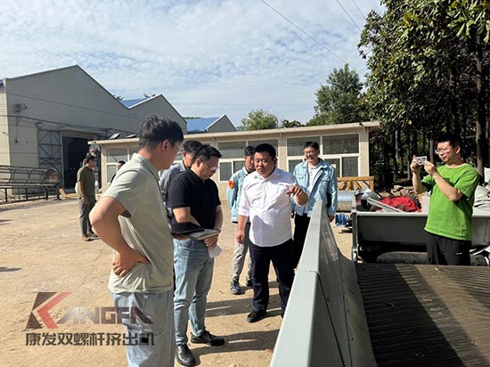 中石化石科院院長李明豐率隊蒞臨康發(fā)雙螺桿造粒機(jī)調(diào)研廢塑料循環(huán)利用項目