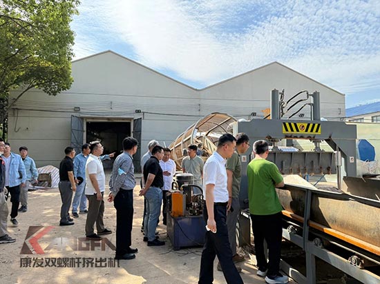 中石化石科院院長李明豐率隊蒞臨康發(fā)雙螺桿造粒機(jī)調(diào)研廢塑料循環(huán)利用項目