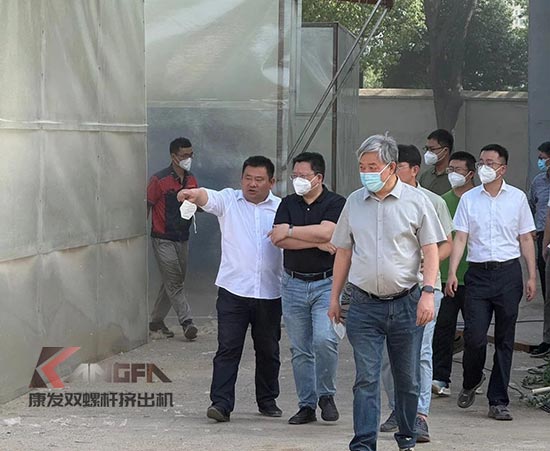 中石化石科院院長李明豐率隊蒞臨康發(fā)雙螺桿造粒機(jī)調(diào)研廢塑料循環(huán)利用項目
