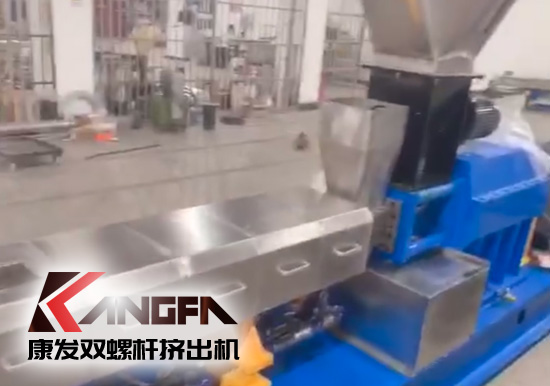 “中國(guó)制造”尋求挖掘更大的非洲需求！JSH-65型雙螺桿擠出機(jī)設(shè)備出口設(shè)備帶料試機(jī)，坐標(biāo)非洲！