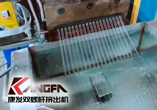康發(fā)雙螺桿擠出機熔噴料生產(chǎn)線交付，每天可以為市場提供800萬只口罩的原料。生產(chǎn)線出料均勻，不斷條！料子表面光滑，顆粒大小均勻！口罩布（熔噴布）熔脂可達1400-1600！