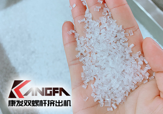康發(fā)雙螺桿擠出機熔噴料生產(chǎn)線交付，每天可以為市場提供800萬只口罩的原料。生產(chǎn)線出料均勻，不斷條！料子表面光滑，顆粒大小均勻！口罩布（熔噴布）熔脂可達1400-1600！