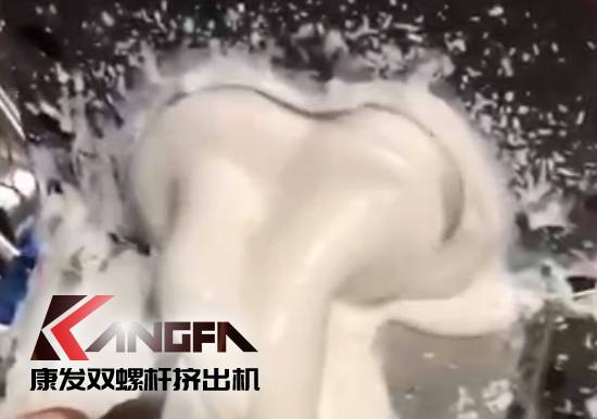 康發(fā)雙螺桿擠出設備以其過硬的產品技術、卓越的產品質量贏得了越來越多的忠實用戶，并在競爭日趨激烈的市場獲得優(yōu)勢！