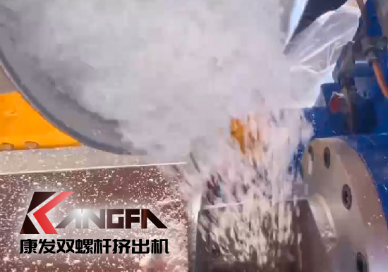 雙螺桿造粒機制造！追求品質，精益求精！康發(fā)雙螺桿帶料試機