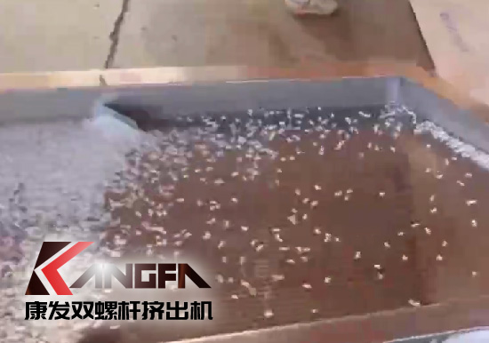 雙螺桿造粒機制造！追求品質，精益求精！康發(fā)雙螺桿帶料試機